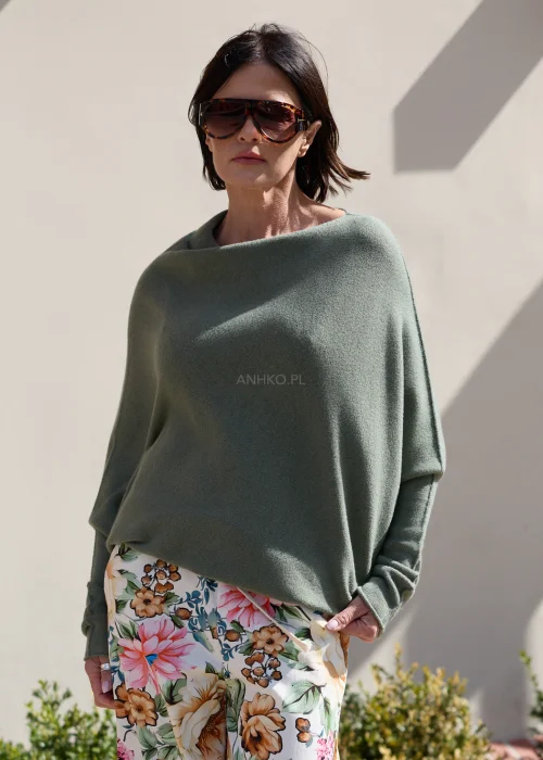 Sweter oversize w odcieniu avocado z miękkiej dzianiny, o luźnym fasonie i szerokim dekolcie. Kobiecy model z długim rękawem idealny do casualowych i warstwowych stylizacji.