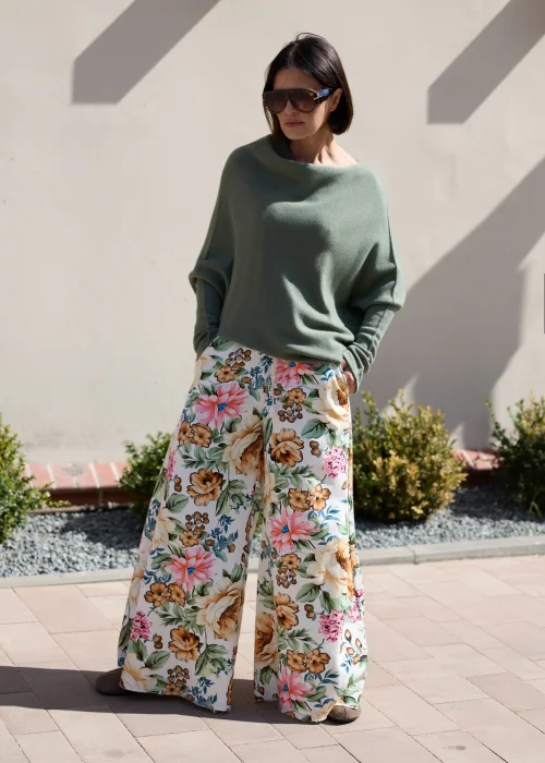 Sweter oversize w odcieniu avocado z miękkiej dzianiny, o luźnym fasonie i szerokim dekolcie. Kobiecy model z długim rękawem idealny do casualowych i warstwowych stylizacji.
