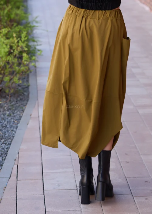 Spódnica midi w oliwkowym odcieniu z ozdobnym suwakiem i asymetrycznym fasonem. Nowoczesny model z kieszenią i elastyczną talią w miejskim stylu casual.