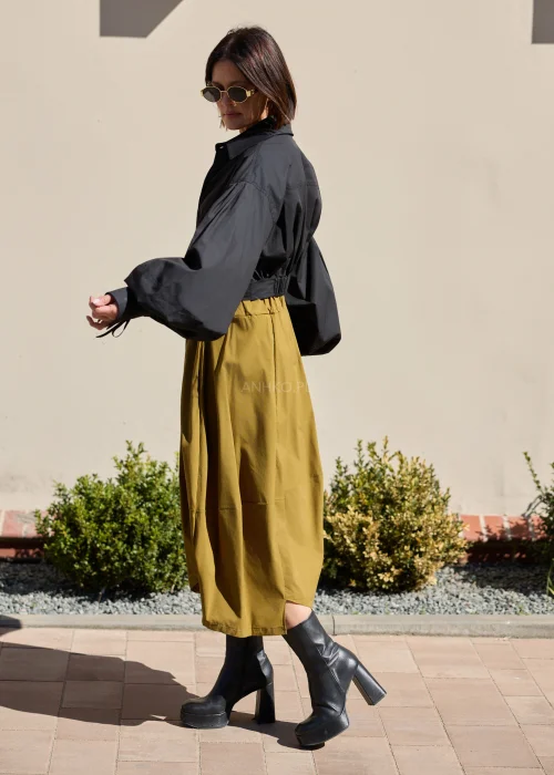 Spódnica midi w oliwkowym odcieniu z ozdobnym suwakiem i asymetrycznym fasonem. Nowoczesny model z kieszenią i elastyczną talią w miejskim stylu casual.