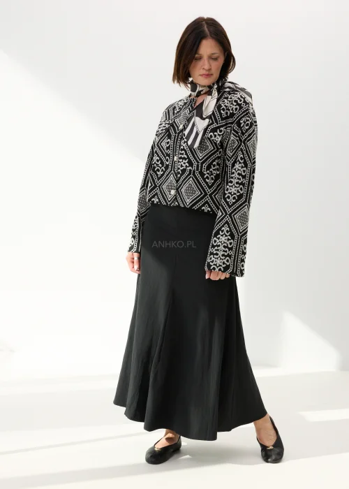 Czarna długa spódnica damska o rozkloszowanym fasonie z lekkiego materiału w minimalistycznym eleganckim stylu.