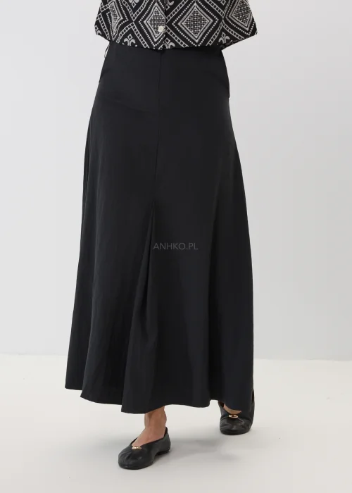Czarna długa spódnica damska o rozkloszowanym fasonie z lekkiego materiału w minimalistycznym eleganckim stylu.