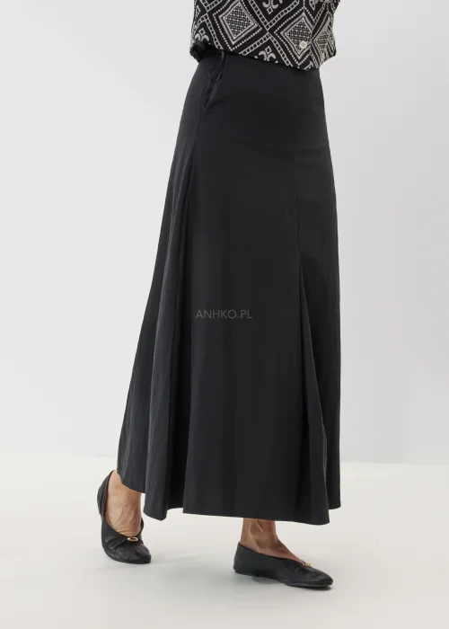 Czarna długa spódnica damska o rozkloszowanym fasonie z lekkiego materiału w minimalistycznym eleganckim stylu.