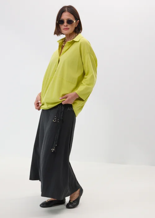 Neonowo żółta koszula oversize o luźnym kroju z kołnierzykiem i szerokimi rękawami. Lekki model w energetycznym kolorze, który świetnie ożywia codzienne stylizacje.