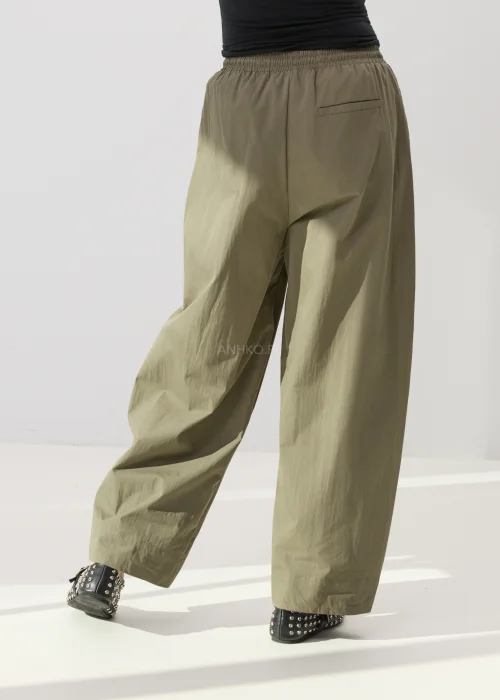 Damskie spodnie khaki z szeroką nogawką i elastyczną talią ze sportowym sznurkiem w casualowym stylu.