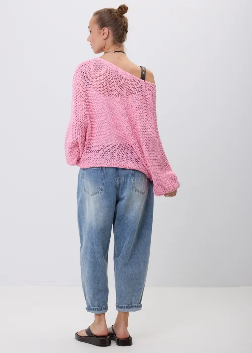 Różowy sweter damski o ażurowym splocie z luźnym fasonem i szerokimi rękawami. Model można nosić klasycznie lub jako narzutkę z efektownym wiązaniem z przodu.