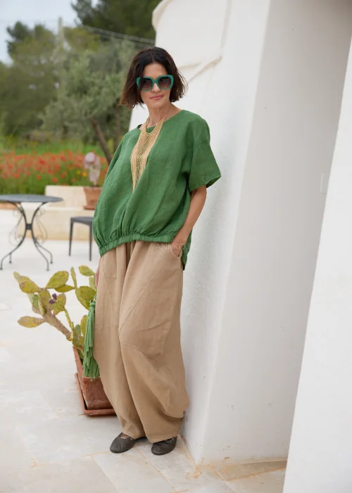 Lniane spodnie damskie camel o luźnym, balonowym fasonie z elastyczną talią i kieszeniami. Komfortowy model w naturalnym stylu casual.