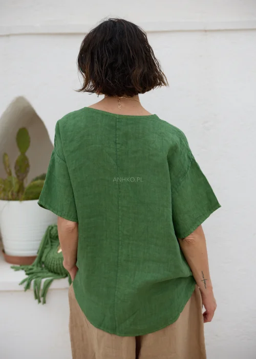 Zielona bluzka lniana damska o luźnym fasonie z krótkim rękawem i elastycznym wykończeniem dołu. Lekki model oversize w naturalnej, casualowej stylizacji.