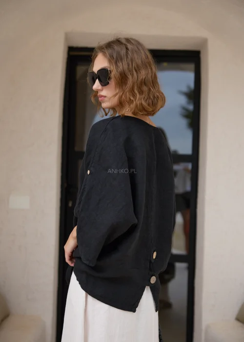 Czarna bluzka lniana damska z dekoltem V, drewnianymi guzikami i wiązaniem u dołu. Luźny fason oversize w naturalnej, minimalistycznej stylizacji.