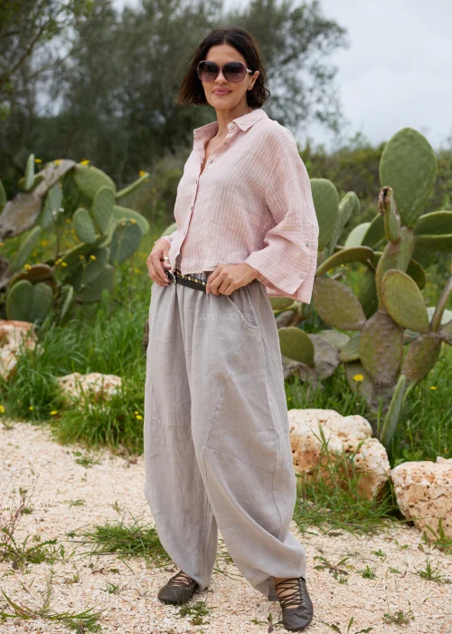 Taupe lniane spodnie damskie o luźnym fasonie z elastyczną talią i kieszeniami. Wygodny model oversize w naturalnej, minimalistycznej stylizacji.
