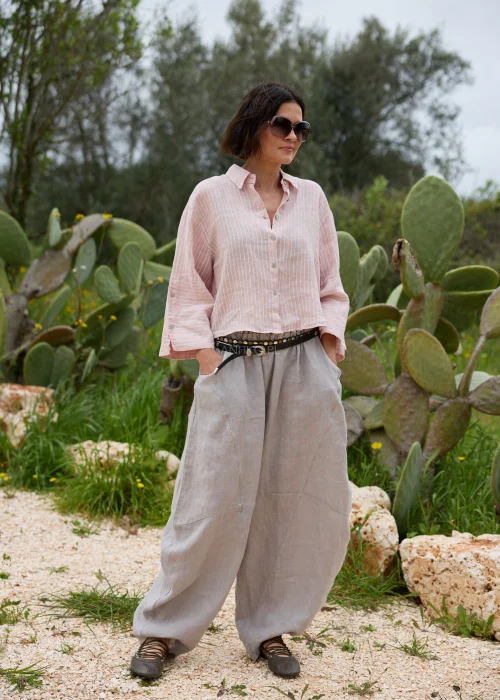 Taupe lniane spodnie damskie o luźnym fasonie z elastyczną talią i kieszeniami. Wygodny model oversize w naturalnej, minimalistycznej stylizacji.