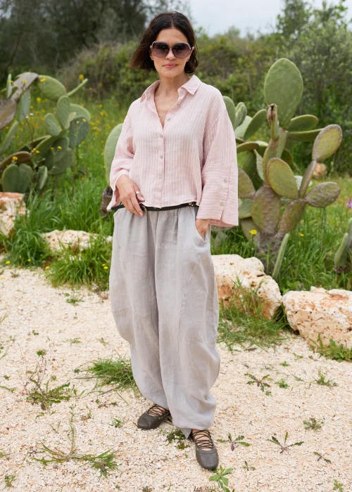 Taupe lniane spodnie damskie o luźnym fasonie z elastyczną talią i kieszeniami. Wygodny model oversize w naturalnej, minimalistycznej stylizacji.