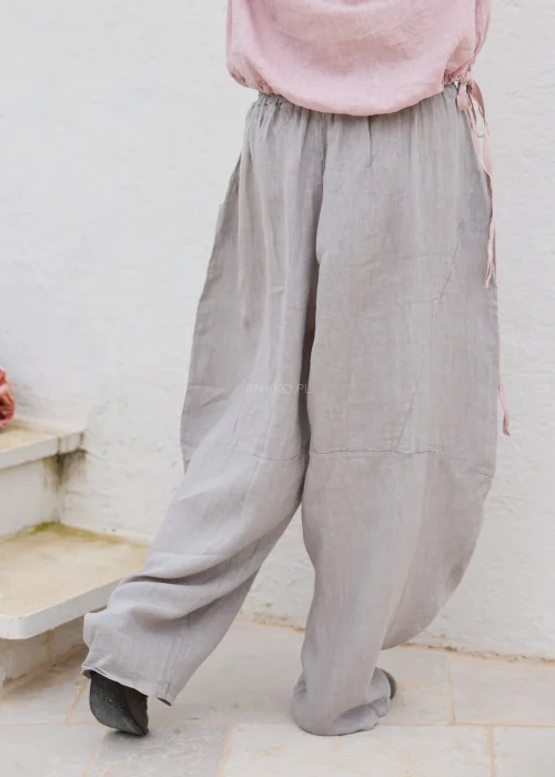 Taupe lniane spodnie damskie o luźnym fasonie z elastyczną talią i kieszeniami. Wygodny model oversize w naturalnej, minimalistycznej stylizacji.
