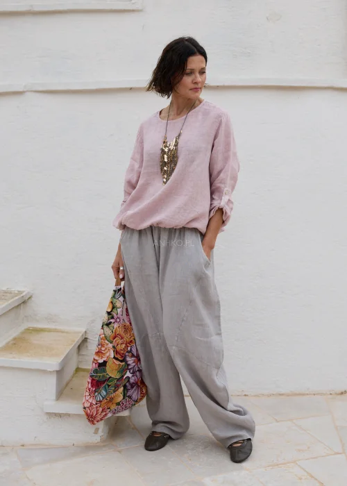 Taupe lniane spodnie damskie o luźnym fasonie z elastyczną talią i kieszeniami. Wygodny model oversize w naturalnej, minimalistycznej stylizacji.