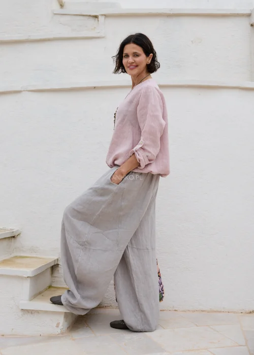 Taupe lniane spodnie damskie o luźnym fasonie z elastyczną talią i kieszeniami. Wygodny model oversize w naturalnej, minimalistycznej stylizacji.
