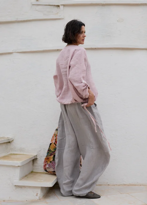 Taupe lniane spodnie damskie o luźnym fasonie z elastyczną talią i kieszeniami. Wygodny model oversize w naturalnej, minimalistycznej stylizacji.
