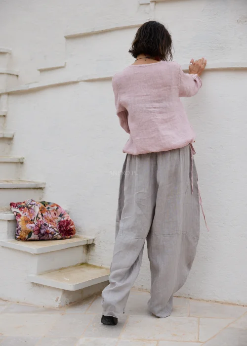 Taupe lniane spodnie damskie o luźnym fasonie z elastyczną talią i kieszeniami. Wygodny model oversize w naturalnej, minimalistycznej stylizacji.