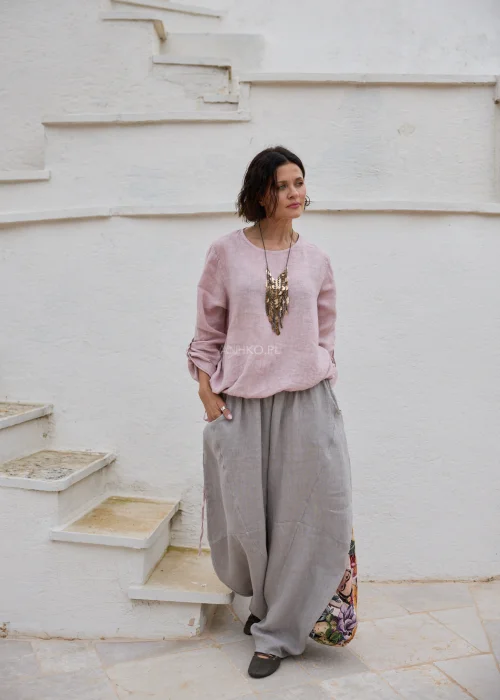 Taupe lniane spodnie damskie o luźnym fasonie z elastyczną talią i kieszeniami. Wygodny model oversize w naturalnej, minimalistycznej stylizacji.