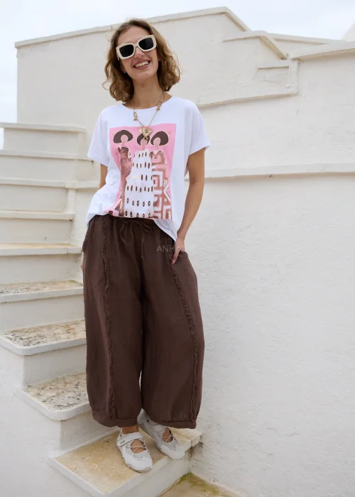 Biały T-shirt damski z różowym nadrukiem inspirowanym sztuką i luźnym fasonem casual.