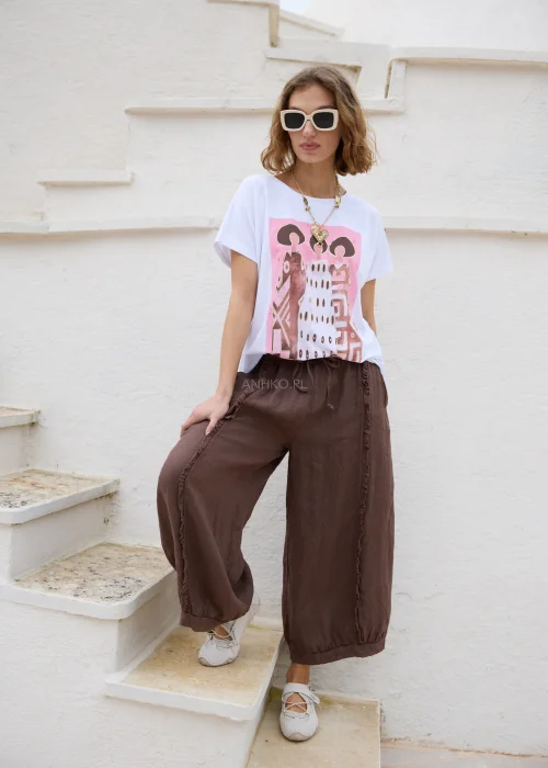Biały T-shirt damski z różowym nadrukiem inspirowanym sztuką i luźnym fasonem casual.