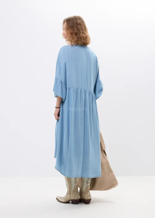 Jasnoniebieska sukienka jeansowa oversize z falbanami i dekoltem V. Zwiewny model z ozdobnymi detalami idealny do boho i casualowych stylizacji.