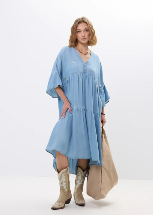Jasnoniebieska sukienka jeansowa oversize z falbanami i dekoltem V. Zwiewny model z ozdobnymi detalami idealny do boho i casualowych stylizacji.
