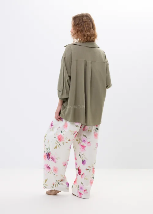 Koszula oversize khaki z wiązaniem w talii. Luźny fason i stonowany kolor idealnie do codziennych stylizacji.