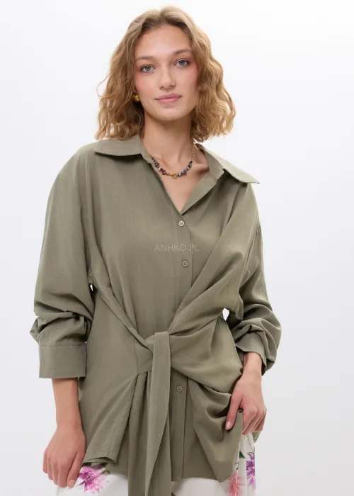 Koszula oversize khaki z wiązaniem w talii. Luźny fason i stonowany kolor idealnie do codziennych stylizacji.