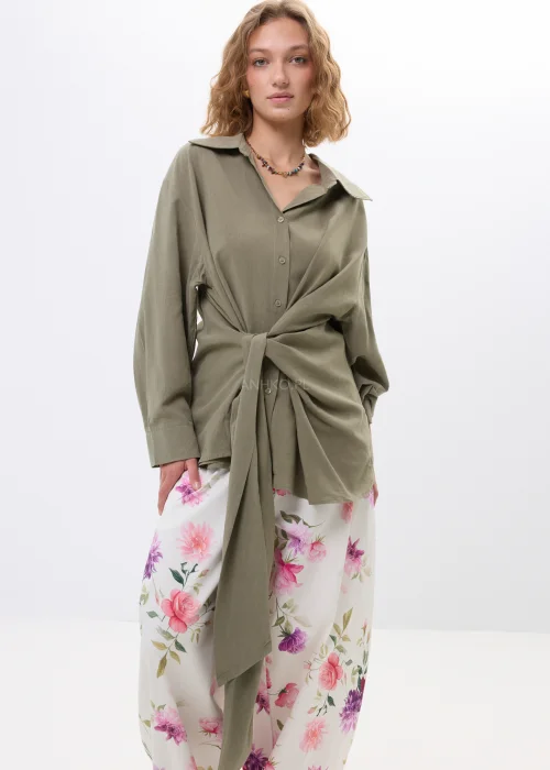 Koszula oversize khaki z wiązaniem w talii. Luźny fason i stonowany kolor idealnie do codziennych stylizacji.
