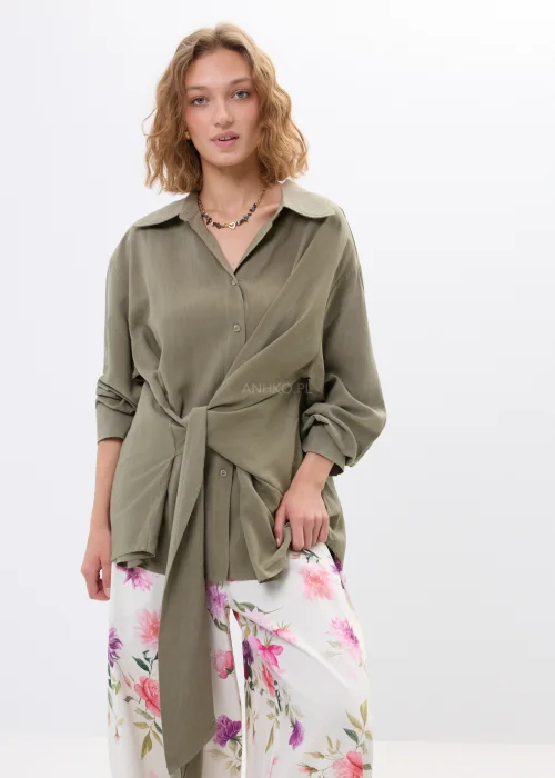 Koszula oversize khaki z wiązaniem w talii. Luźny fason i stonowany kolor idealnie do codziennych stylizacji.