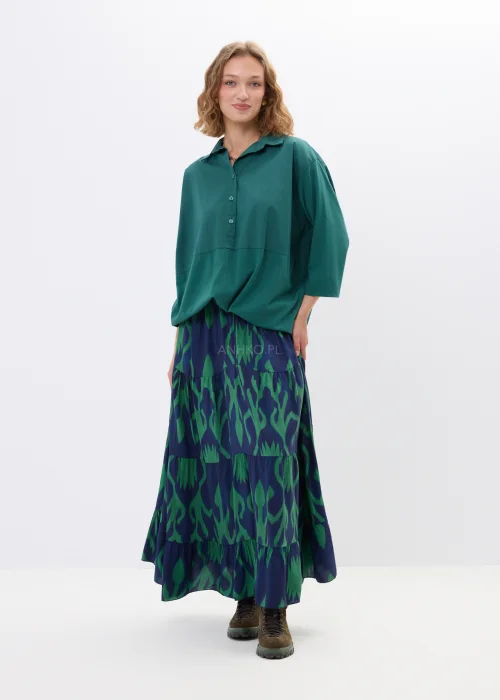 Granatowa spódnica maxi w zielone wzory z falbanami i rozkloszowanym fasonem. Lekki model o artystycznym princie idealny do casualowych i boho stylizacji.