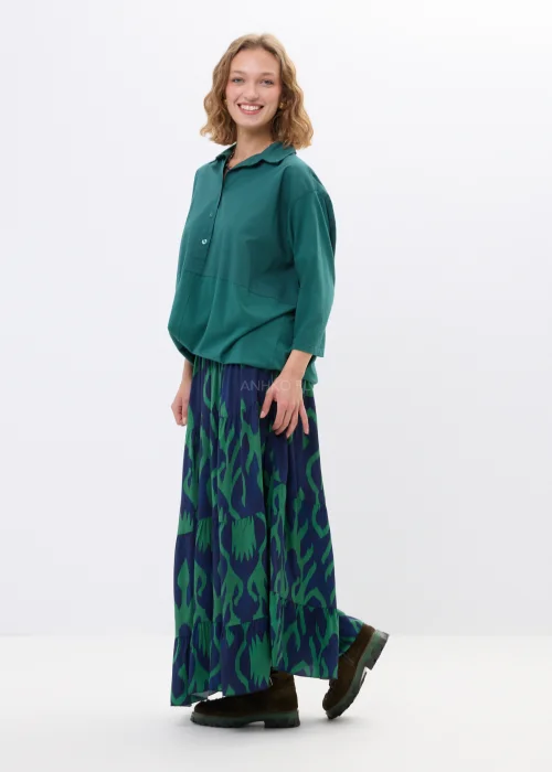 Granatowa spódnica maxi w zielone wzory z falbanami i rozkloszowanym fasonem. Lekki model o artystycznym princie idealny do casualowych i boho stylizacji.