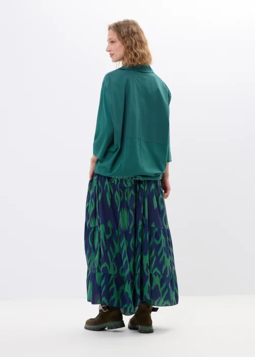 Granatowa spódnica maxi w zielone wzory z falbanami i rozkloszowanym fasonem. Lekki model o artystycznym princie idealny do casualowych i boho stylizacji.