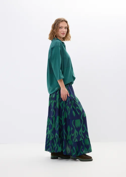 Granatowa spódnica maxi w zielone wzory z falbanami i rozkloszowanym fasonem. Lekki model o artystycznym princie idealny do casualowych i boho stylizacji.