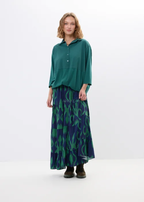 Granatowa spódnica maxi w zielone wzory z falbanami i rozkloszowanym fasonem. Lekki model o artystycznym princie idealny do casualowych i boho stylizacji.
