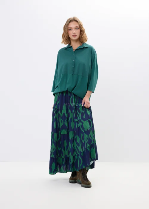 Granatowa spódnica maxi w zielone wzory z falbanami i rozkloszowanym fasonem. Lekki model o artystycznym princie idealny do casualowych i boho stylizacji.