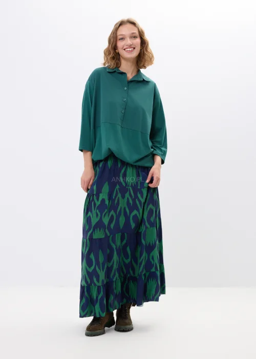 Granatowa spódnica maxi w zielone wzory z falbanami i rozkloszowanym fasonem. Lekki model o artystycznym princie idealny do casualowych i boho stylizacji.