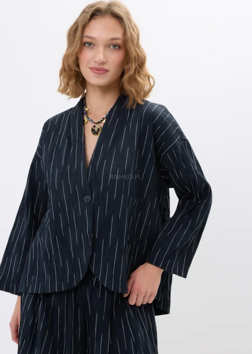 Czarno-biała marynarka oversize w delikatne paski z lekkiego materiału o nowoczesnym fasonie. Luźny model z długim rękawem idealny do eleganckich i casualowych stylizacji.