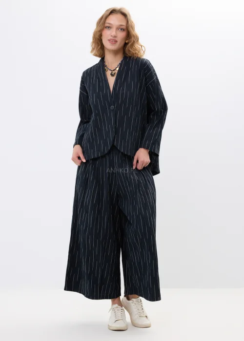 Czarno-biała marynarka oversize w delikatne paski z lekkiego materiału o nowoczesnym fasonie. Luźny model z długim rękawem idealny do eleganckich i casualowych stylizacji.