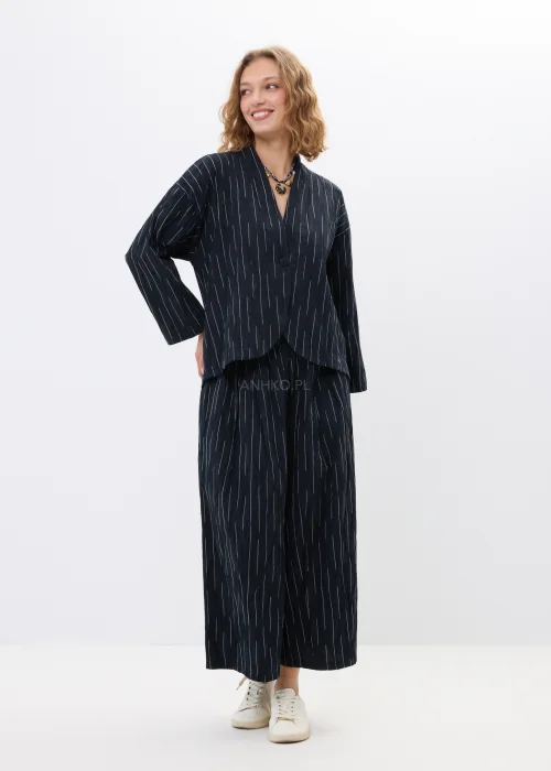Czarno-biała marynarka oversize w delikatne paski z lekkiego materiału o nowoczesnym fasonie. Luźny model z długim rękawem idealny do eleganckich i casualowych stylizacji.