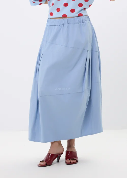 Spódnica bombka midi w kolorze baby blue z elastyczną gumką w pasie i efektownymi zakładkami po bokach. Lekki materiał pięknie układa się w ruchu, tworząc nowoczesną i kobiecą stylizację z subtelną objętością.