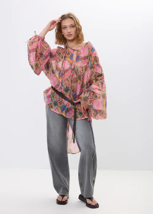 Bluzka damska oversize w stylu boho z multikolorowym printem patchworkowym w odcieniach różu, pomarańczu i brązu. Zwiewny model z szerokimi rękawami oraz wiązaniem w talii świetnie uzupełnia casualowe i artystyczne stylizacje.