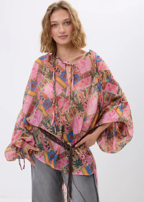 Bluzka damska oversize w stylu boho z multikolorowym printem patchworkowym w odcieniach różu, pomarańczu i brązu. Zwiewny model z szerokimi rękawami oraz wiązaniem w talii świetnie uzupełnia casualowe i artystyczne stylizacje.