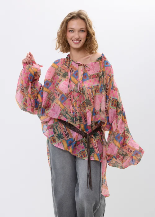 Bluzka damska oversize w stylu boho z multikolorowym printem patchworkowym w odcieniach różu, pomarańczu i brązu. Zwiewny model z szerokimi rękawami oraz wiązaniem w talii świetnie uzupełnia casualowe i artystyczne stylizacje.