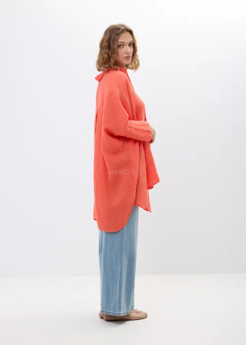 Koralowa bluzka lniana oversize z asymetrycznym dołem i rękawem z możliwością podpięcia. Lekki model z kołnierzykiem i guziczkami idealny do jeansów.