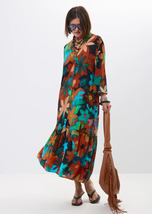 Długa sukienka maxi w kolorowy kwiatowy print z falbaną i rękawem 3/4. Zwiewny model zapinany na guziki idealny do stylizacji boho, miejskich outfitów i wakacyjnego looku premium.