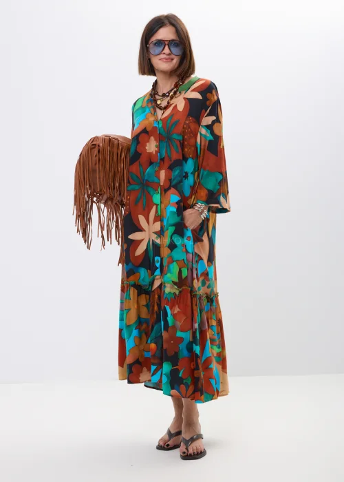Długa sukienka maxi w kolorowy kwiatowy print z falbaną i rękawem 3/4. Zwiewny model zapinany na guziki idealny do stylizacji boho, miejskich outfitów i wakacyjnego looku premium.