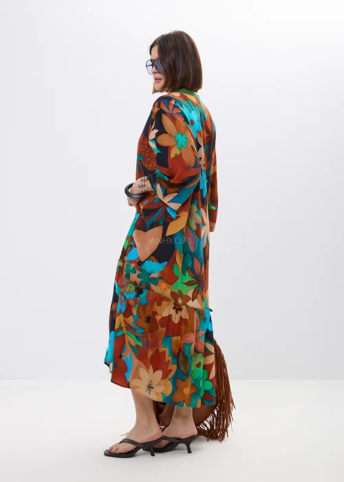 Długa sukienka maxi w kolorowy kwiatowy print z falbaną i rękawem 3/4. Zwiewny model zapinany na guziki idealny do stylizacji boho, miejskich outfitów i wakacyjnego looku premium.