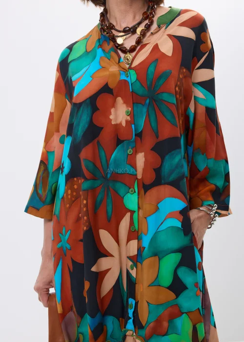 Długa sukienka maxi w kolorowy kwiatowy print z falbaną i rękawem 3/4. Zwiewny model zapinany na guziki idealny do stylizacji boho, miejskich outfitów i wakacyjnego looku premium.