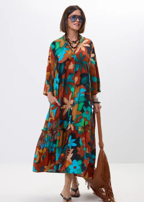 Długa sukienka maxi w kolorowy kwiatowy print z falbaną i rękawem 3/4. Zwiewny model zapinany na guziki idealny do stylizacji boho, miejskich outfitów i wakacyjnego looku premium.